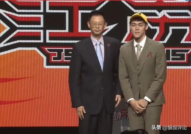 投票力压胡明轩郭艾伦！CBA探花秀携手徐杰当选第一周南区前2名