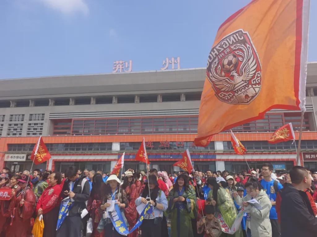 开云官网-荆州市长率球迷团“出征”黄石,走进球迷车厢高呼“荆州必胜”